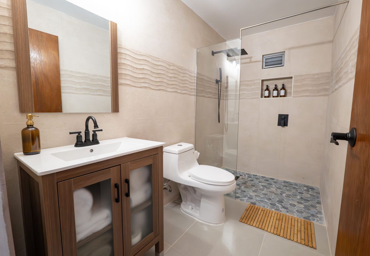 Apartamento en Mayaguez - Retiro Frente al Mar con Terraza, Playa y BBQ