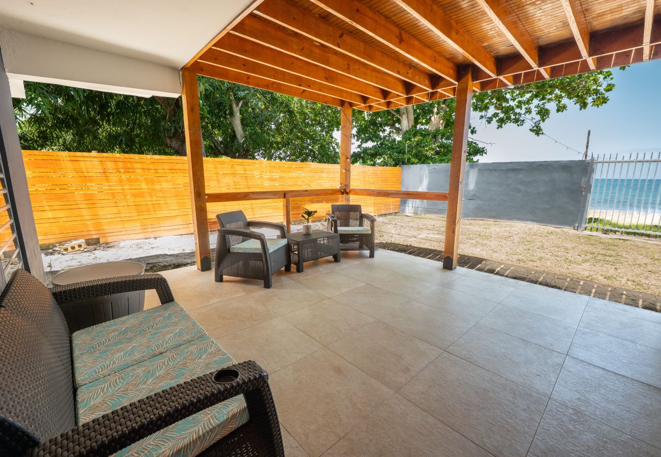 Apartamento en Mayaguez - Retiro Frente al Mar con Terraza, Playa y BBQ