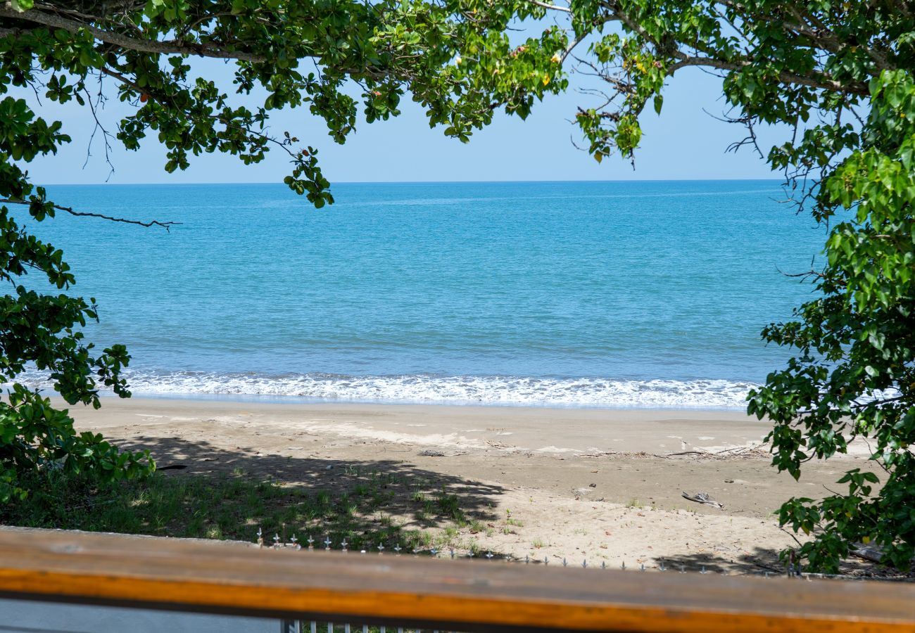 Apartamento en Mayaguez - Retiro Frente al Mar con Terraza, Playa y BBQ