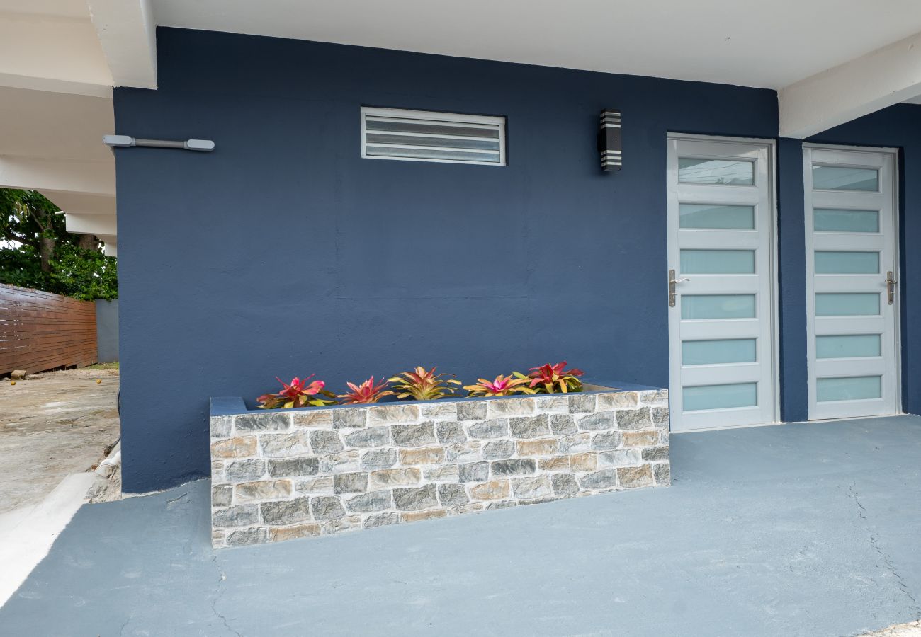 Apartamento en Mayaguez - Retiro Frente al Mar con Terraza, Playa y BBQ