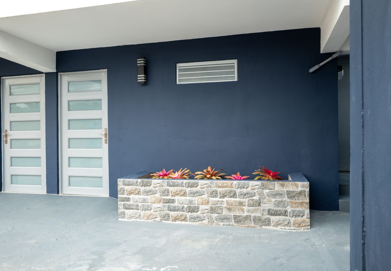 Apartamento en Mayaguez - Retiro Frente al Mar con Terraza, Playa y BBQ