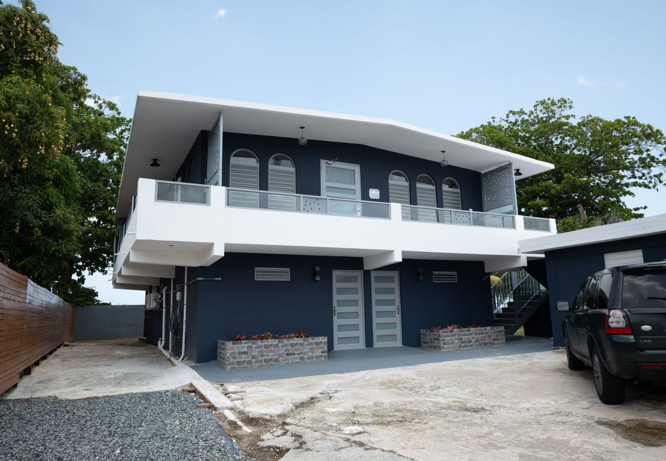 Apartamento en Mayaguez - Retiro Frente al Mar con Terraza, Playa y BBQ