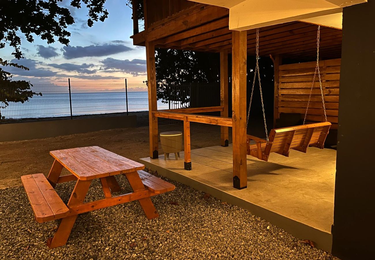 Apartamento en Mayaguez - Retiro Frente al Mar con Terraza, Playa y BBQ