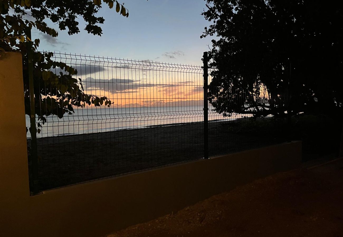 Apartamento en Mayaguez - Retiro Frente al Mar con Terraza, Playa y BBQ