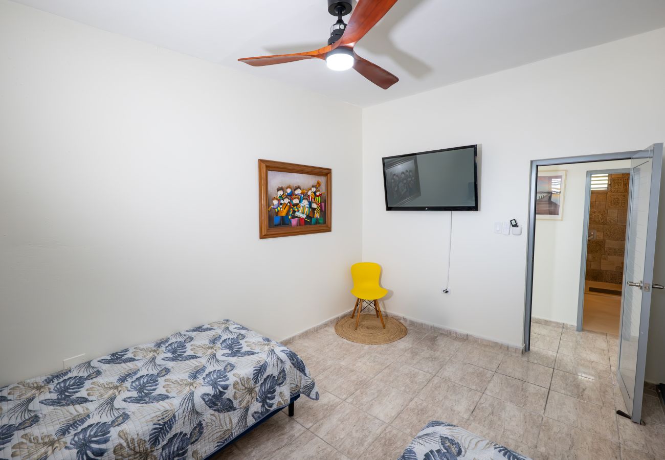 Casa en Mayaguez - Escondite Costero de 3H con Terraza Privada y Vista