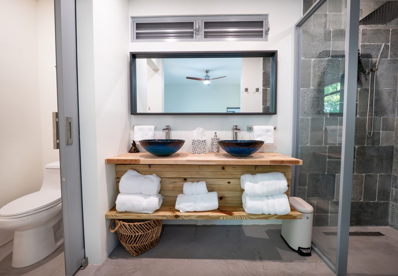 Casa en Mayaguez - Escondite Costero de 3H con Terraza Privada y Vista