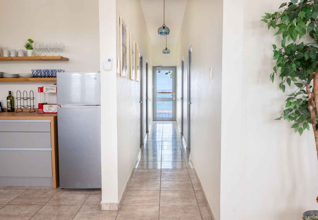 Casa en Mayaguez - Escondite Costero de 3H con Terraza Privada y Vista