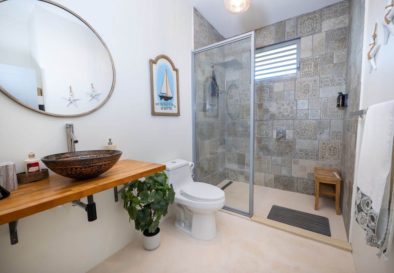 Casa en Mayaguez - Escondite Costero de 3H con Terraza Privada y Vista