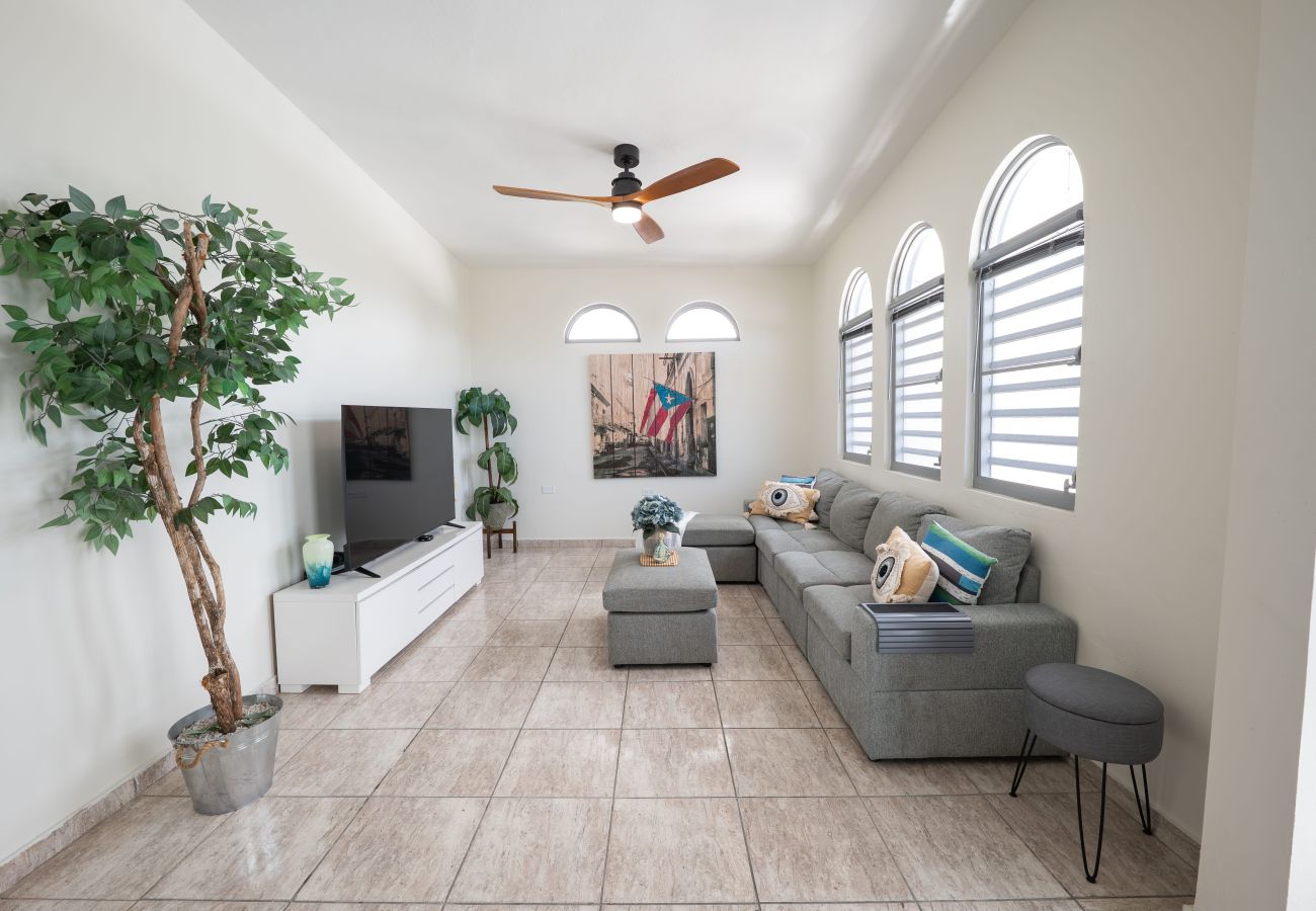Casa en Mayaguez - Escondite Costero de 3H con Terraza Privada y Vista