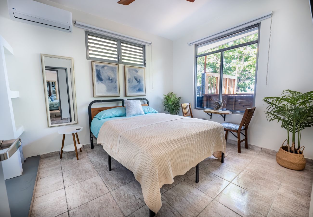 Casa en Mayaguez - Escondite Costero de 3H con Terraza Privada y Vista