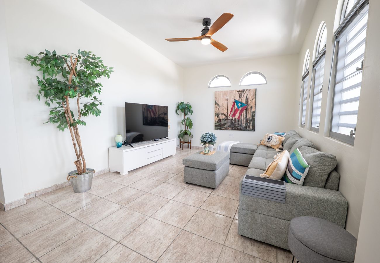 Casa en Mayaguez - Escondite Costero de 3H con Terraza Privada y Vista