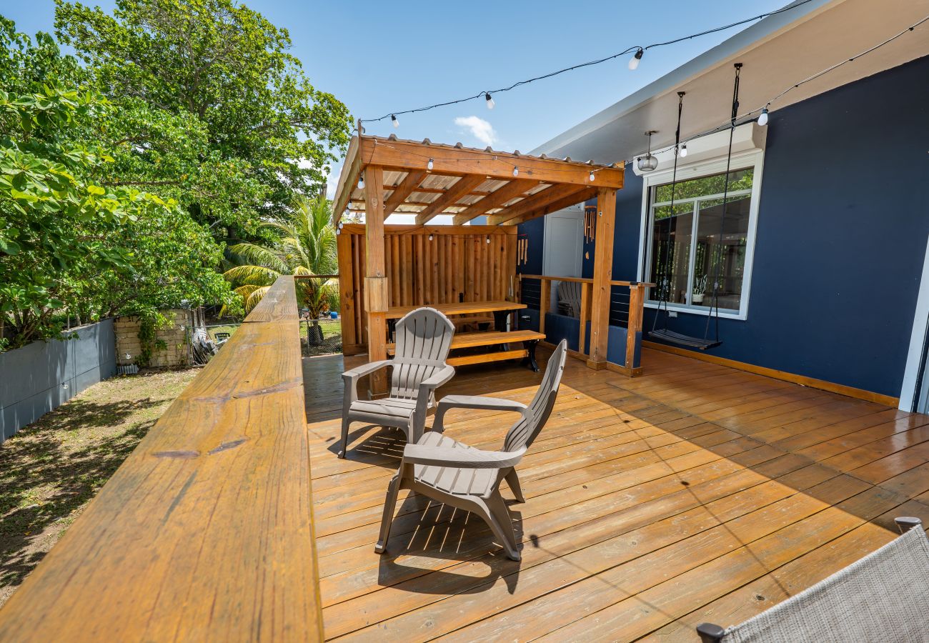Casa en Mayaguez - Escondite Costero de 3H con Terraza Privada y Vista