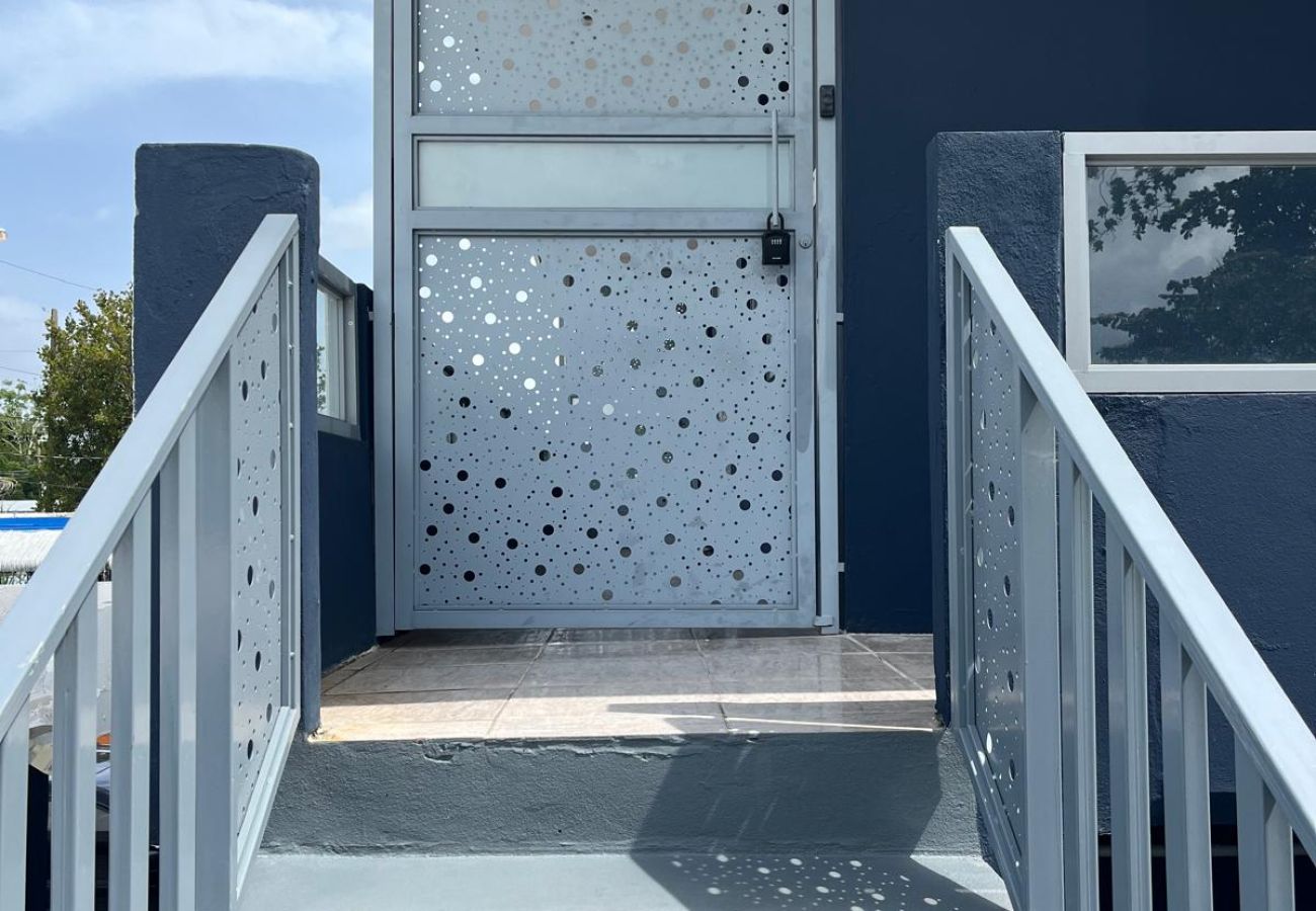 Casa en Mayaguez - Escondite Costero de 3H con Terraza Privada y Vista