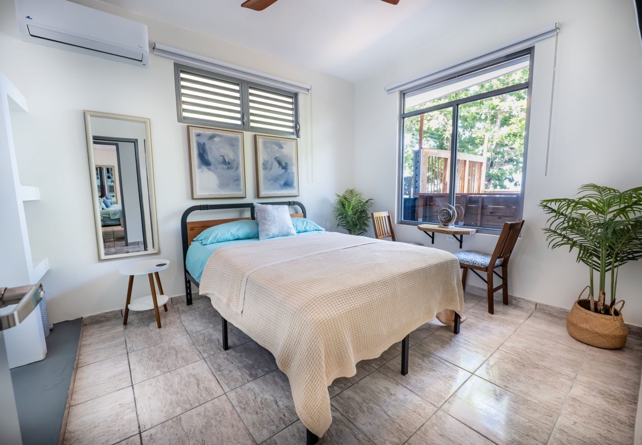 Casa en Mayaguez - Refugio frente al mar con 5 hab. y acceso a playa