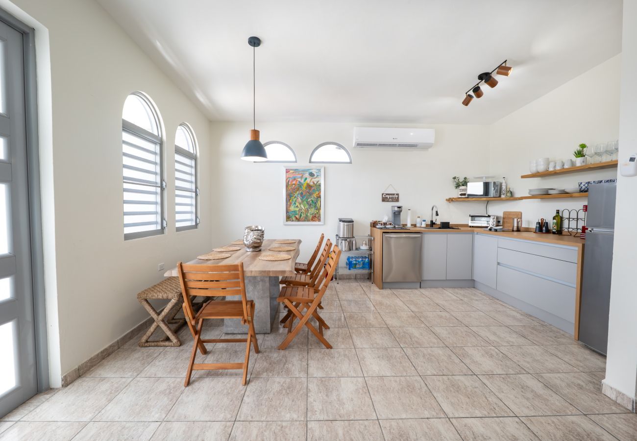 Casa en Mayaguez - Refugio frente al mar con 5 hab. y acceso a playa