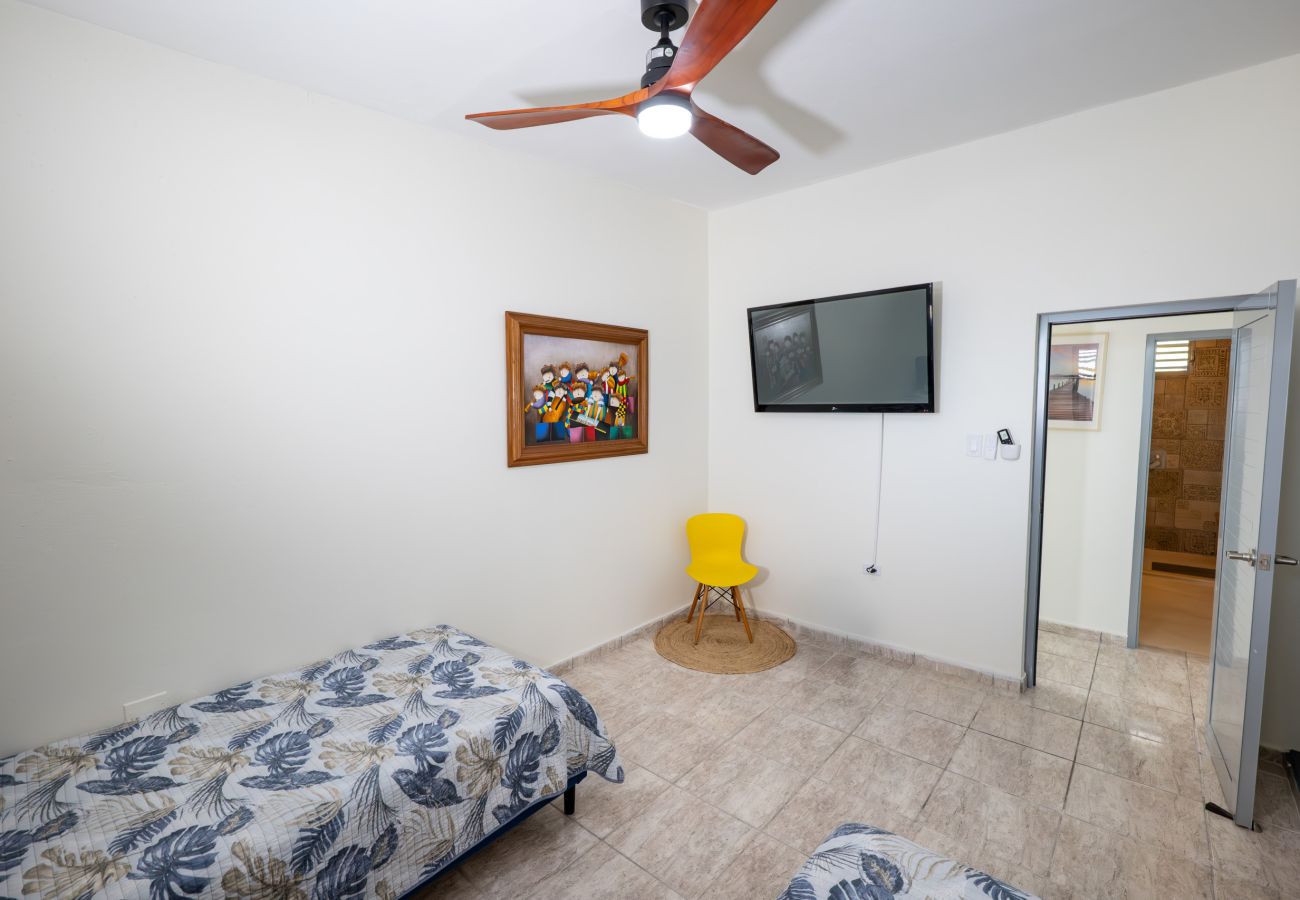 Casa en Mayaguez - Refugio frente al mar con 5 hab. y acceso a playa