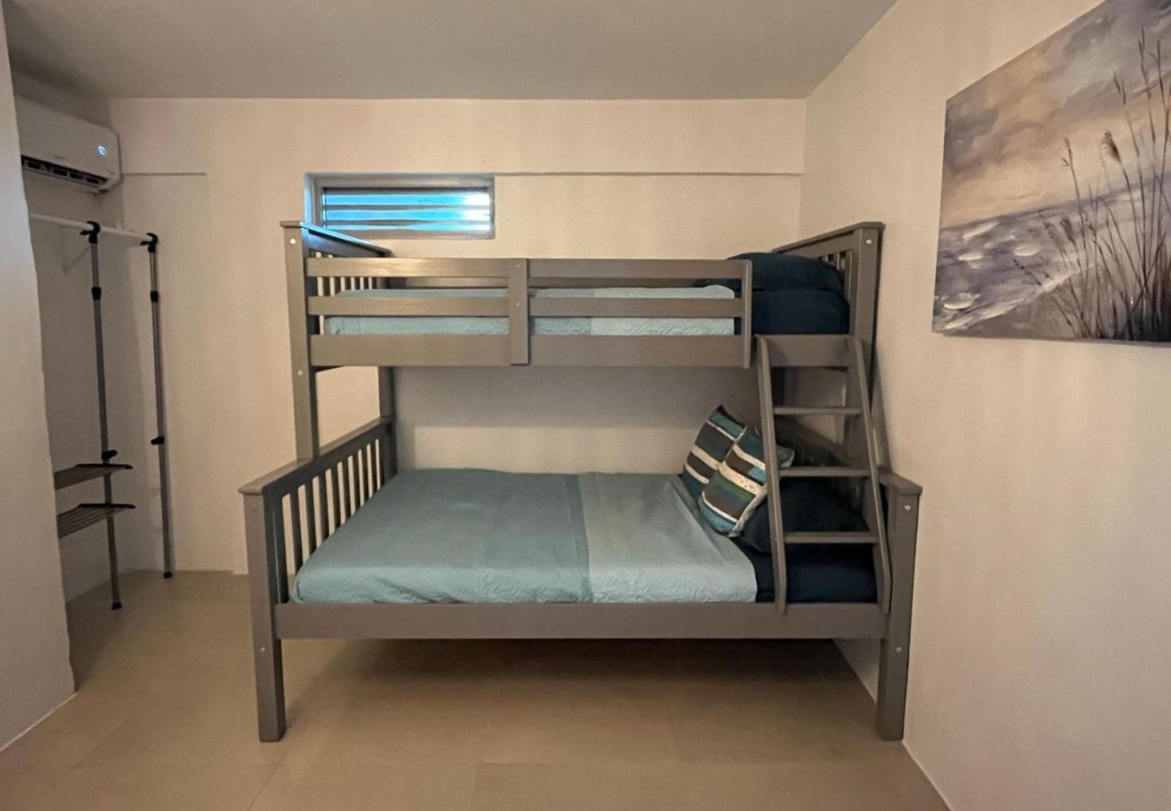 Casa en Mayaguez - Refugio frente al mar con 4 hab. y acceso a playa