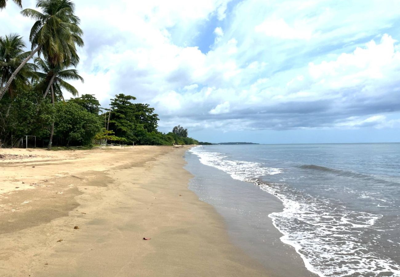 Casa en Mayaguez - Refugio frente al mar con 4 hab. y acceso a playa