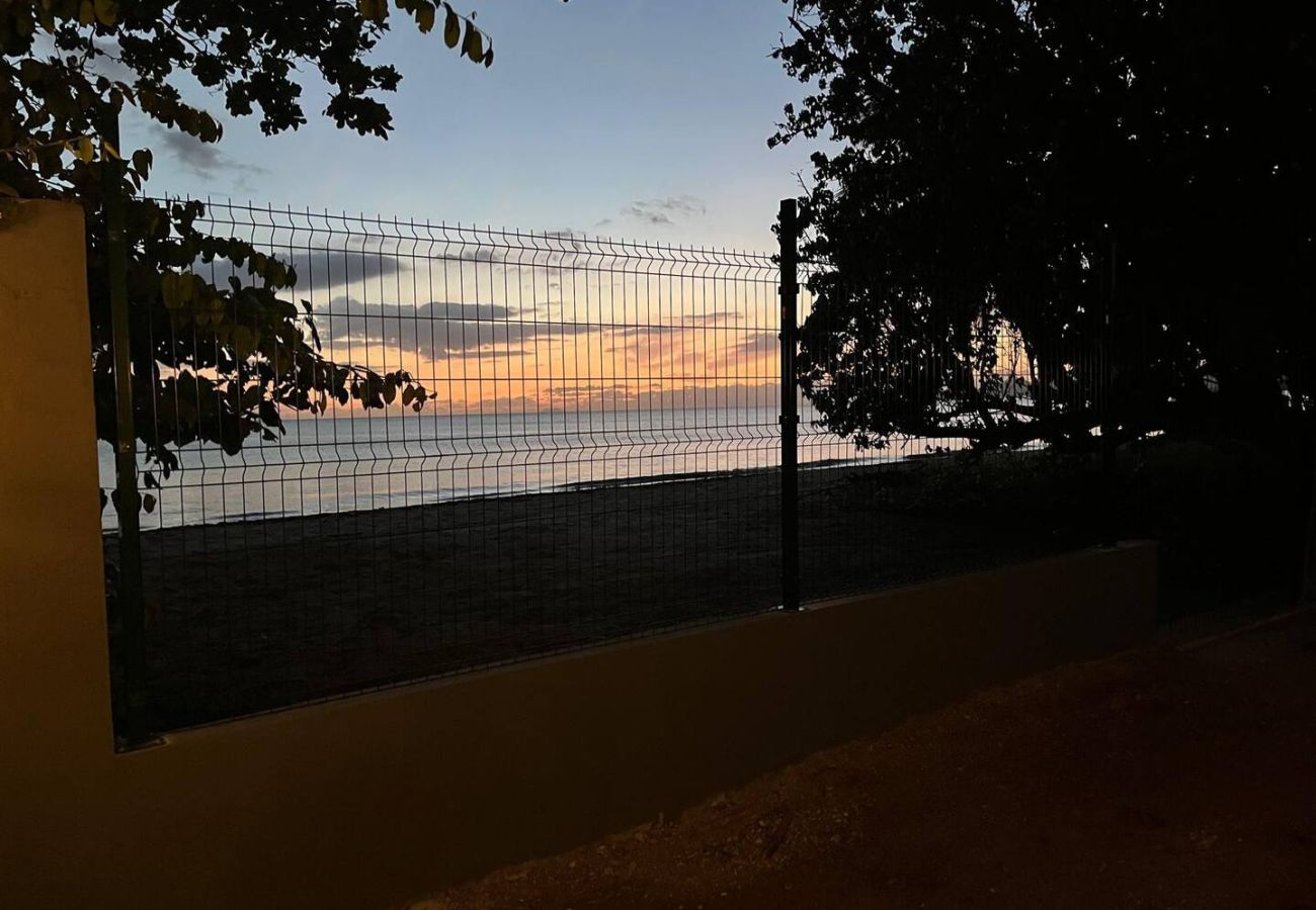 Casa en Mayaguez - Refugio frente al mar con 4 hab. y acceso a playa
