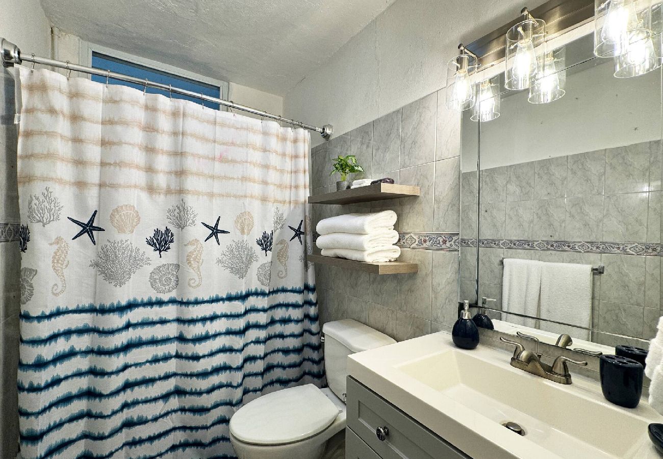 Casa en Ceiba - Stylish 3 Bed/2Bath with Pool & Solar Panels 