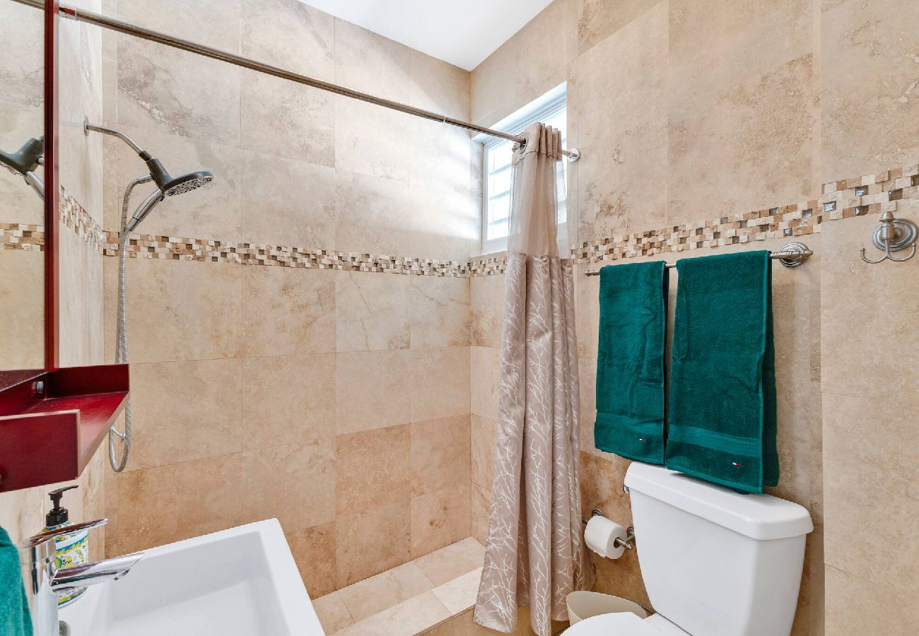 Casa en Santurce - Condado Villa 4Bd 3Ba | Spa/Generator/Parking 
