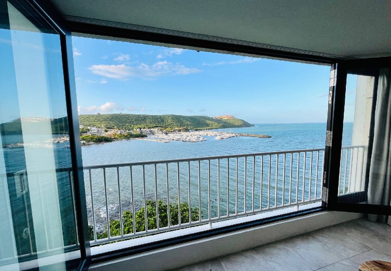 Residencial en Fajardo - Oceanfront Oasis: Panoramic Views & Marina Access 