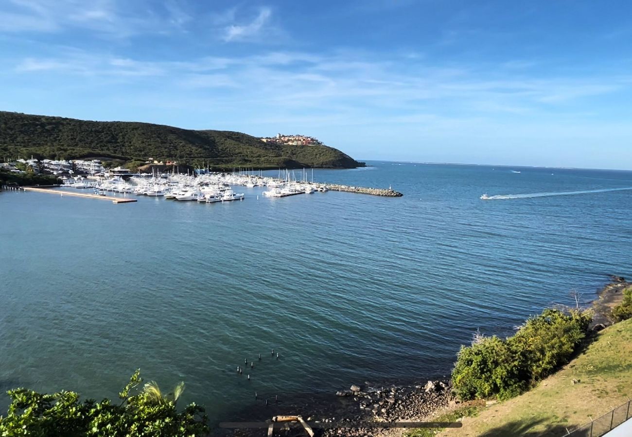 Residencial en Fajardo - Oceanfront Oasis: Panoramic Views & Marina Access 