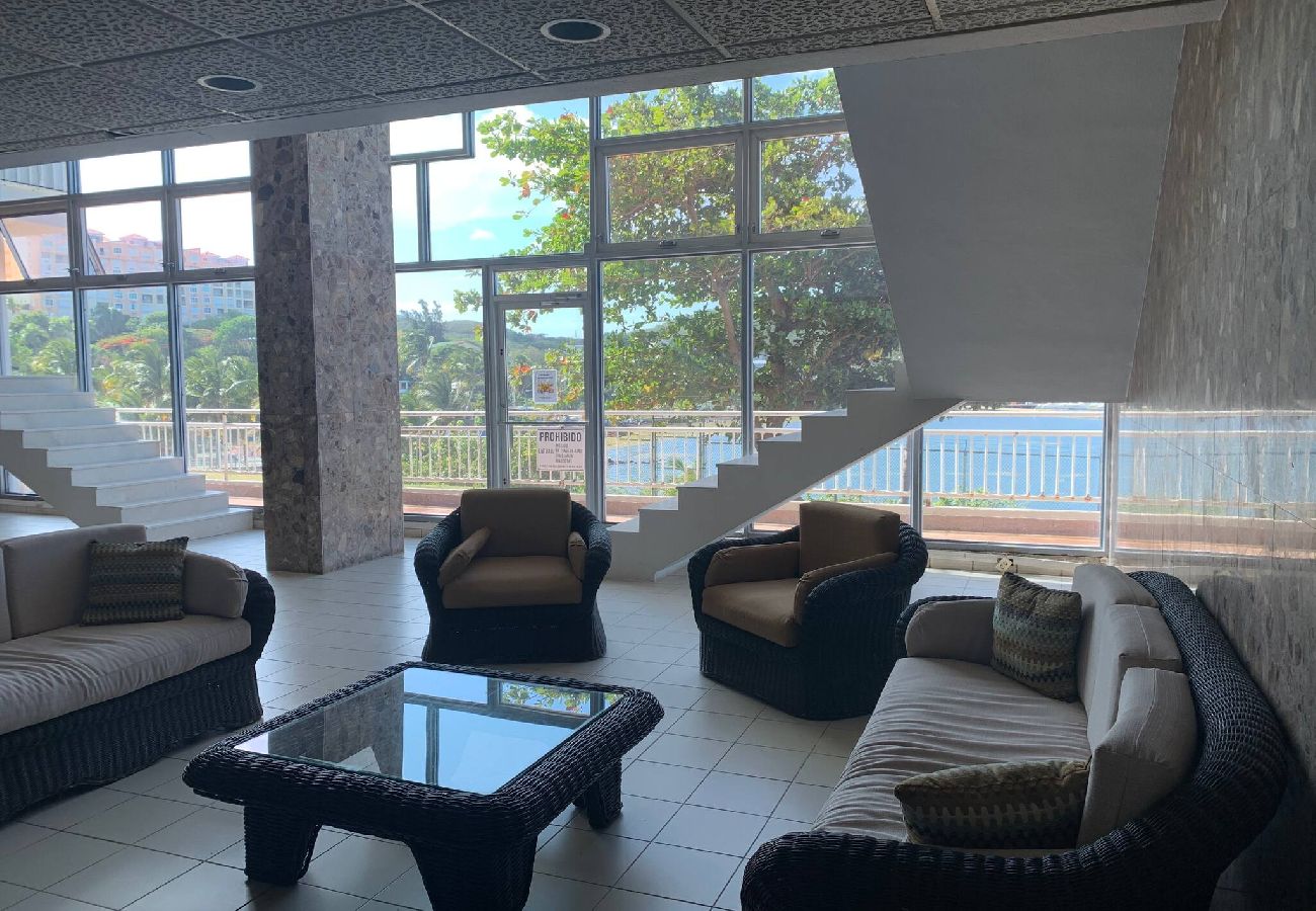 Residencial en Fajardo - Oceanfront Oasis: Panoramic Views & Marina Access 