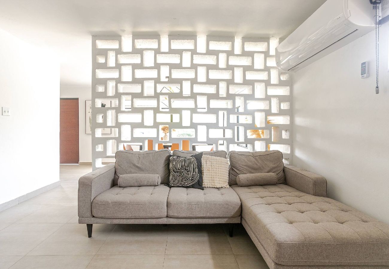 Casa en Carolina - Lux Gem~Mins to SJU~Pool~Tesla Solar~No Blackouts 