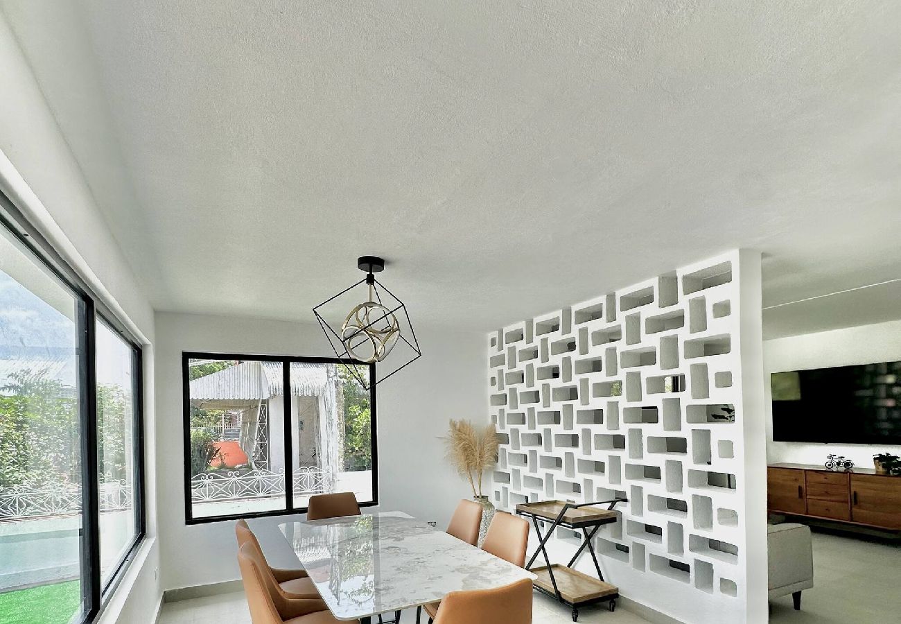 Casa en Carolina - Lux Gem~Mins to SJU~Pool~Tesla Solar~No Blackouts 