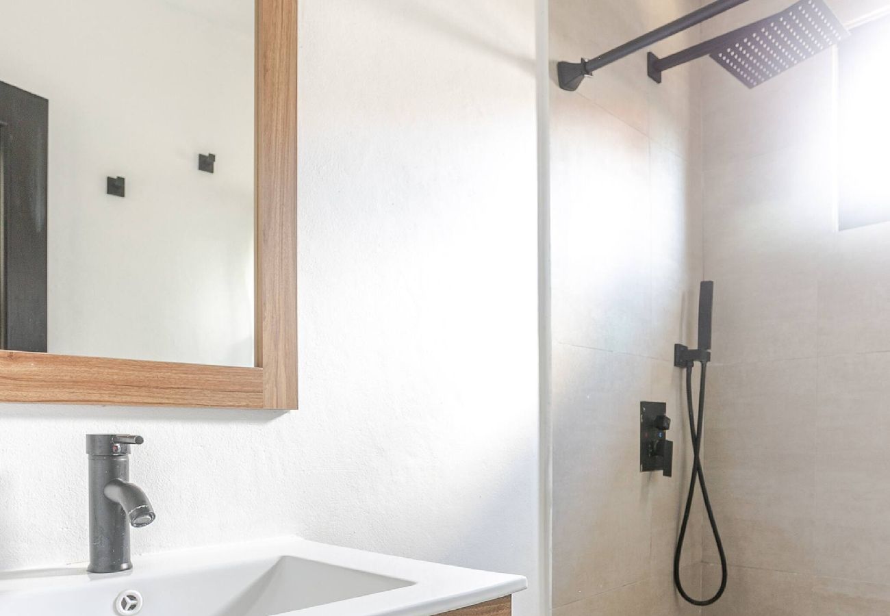 Casa en Carolina - Lux Gem~Mins to SJU~Pool~Tesla Solar~No Blackouts 