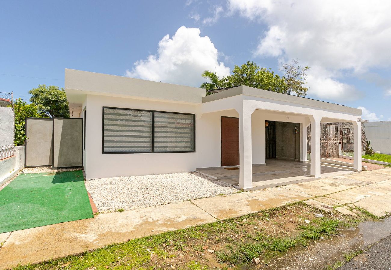 Casa en Carolina - Lux Gem~Mins to SJU~Pool~Tesla Solar~No Blackouts 