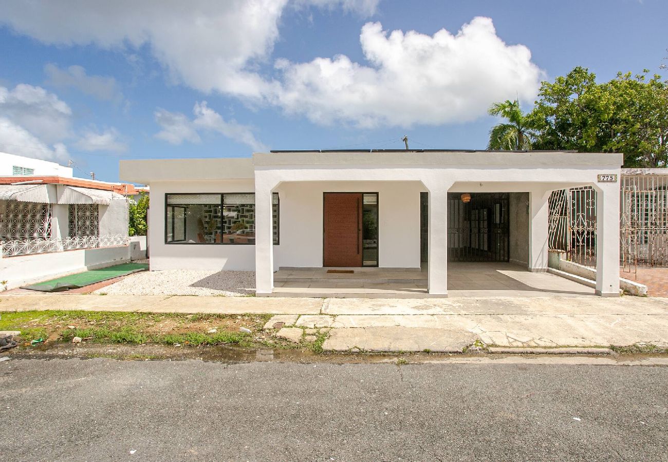 Casa en Carolina - Lux Gem~Mins to SJU~Pool~Tesla Solar~No Blackouts 