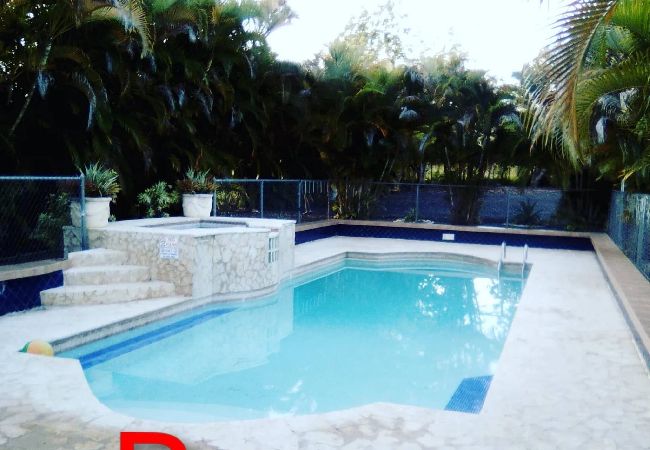 Apartamento en Vega Baja - Spacious 2BR Apartment w Pool Access Sleeps 10