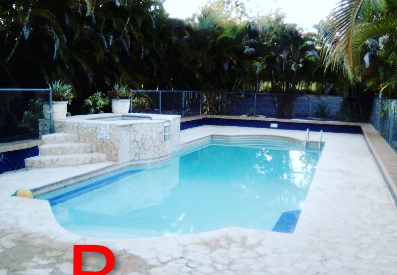 Apartamento en Vega Baja - Spacious 2BR Apartment w Pool Access Sleeps 10