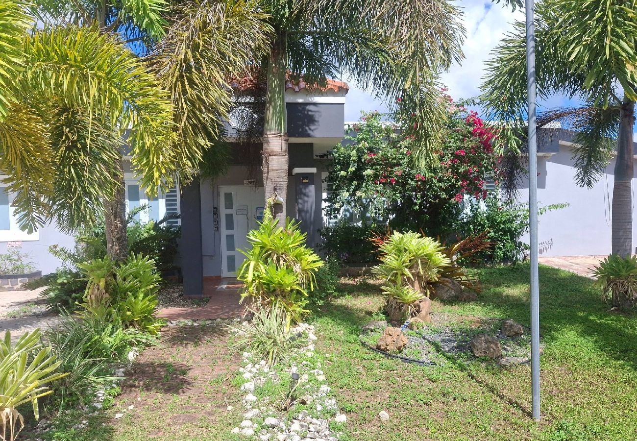 Apartamento en Vega Baja - Spacious 2BR Apartment w Pool Access Sleeps 10