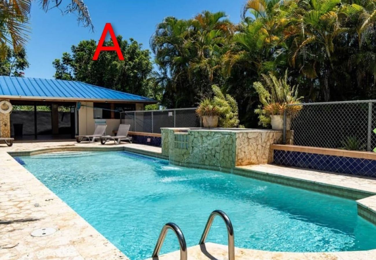 Apartamento en Vega Baja - Stylish 2BR Apartment w Pool Access