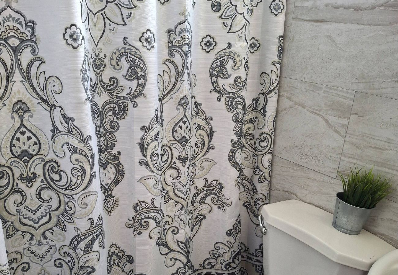 Apartamento en Vega Baja - Stylish 2BR Apartment w Pool Access