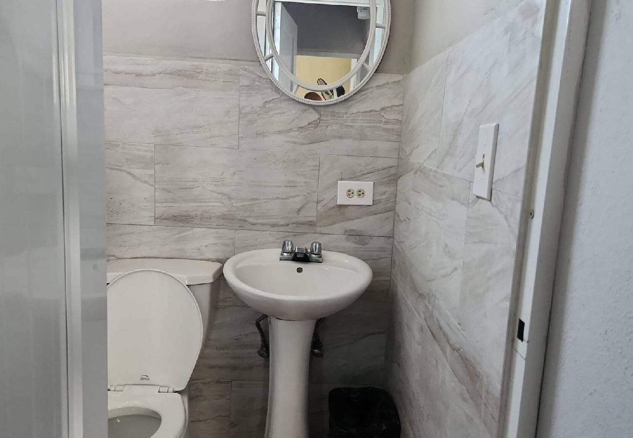 Apartamento en Vega Baja - Stylish 2BR Apartment w Pool Access