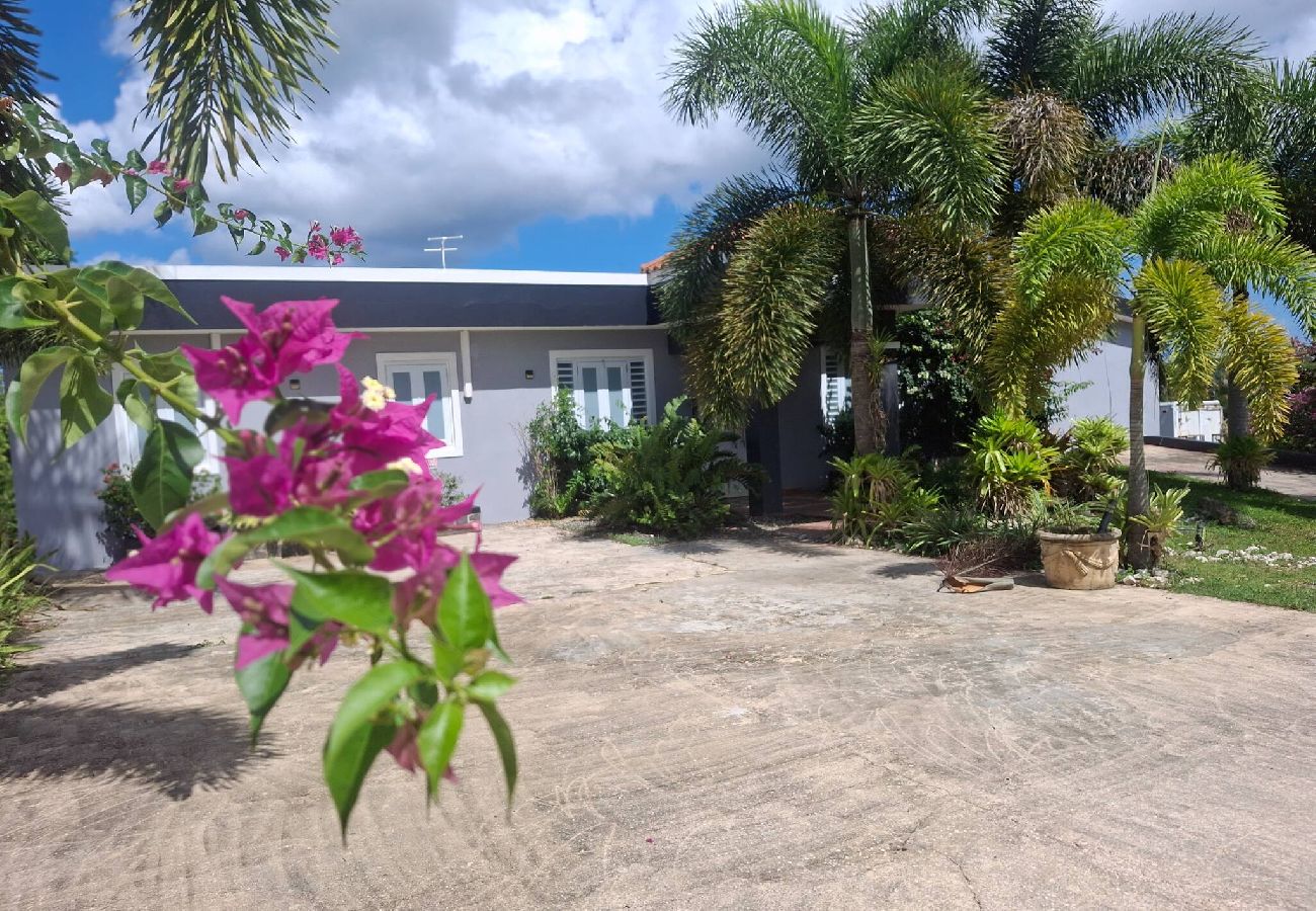 Apartamento en Vega Baja - Comfortable 2BR Getaway for 6 Guests with Pool Access