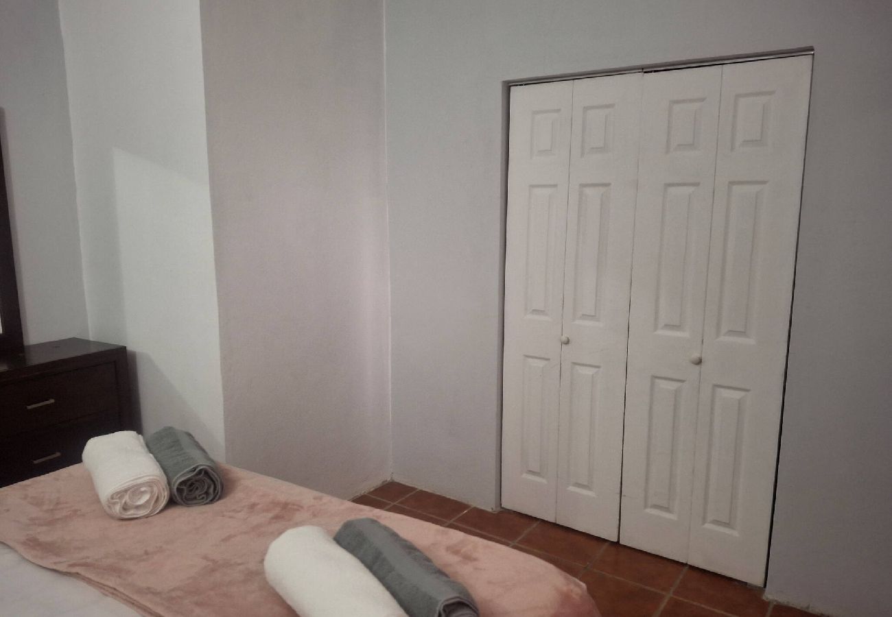 Apartamento en Vega Baja - Comfortable 2BR Getaway for 6 Guests with Pool Access