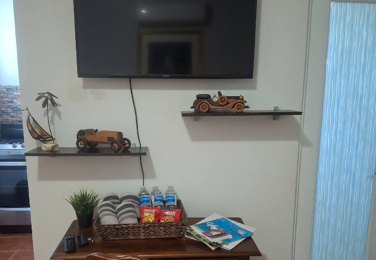 Apartamento en Vega Baja - Comfortable 2BR Getaway for 6 Guests with Pool Access