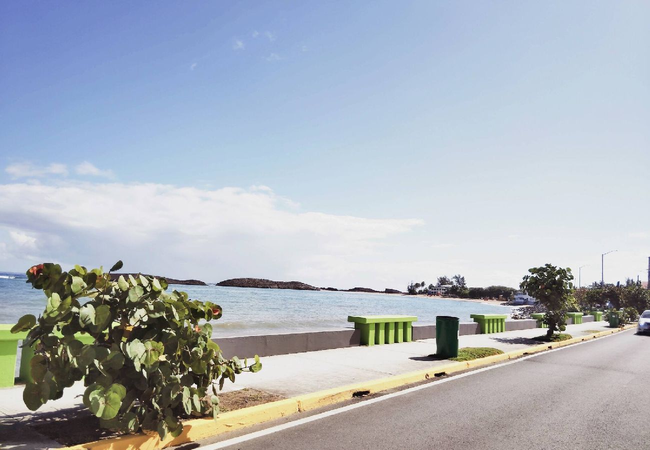 Apartamento en Vega Baja - Comfortable 1BR Beachside Apartment – Sleeps 4