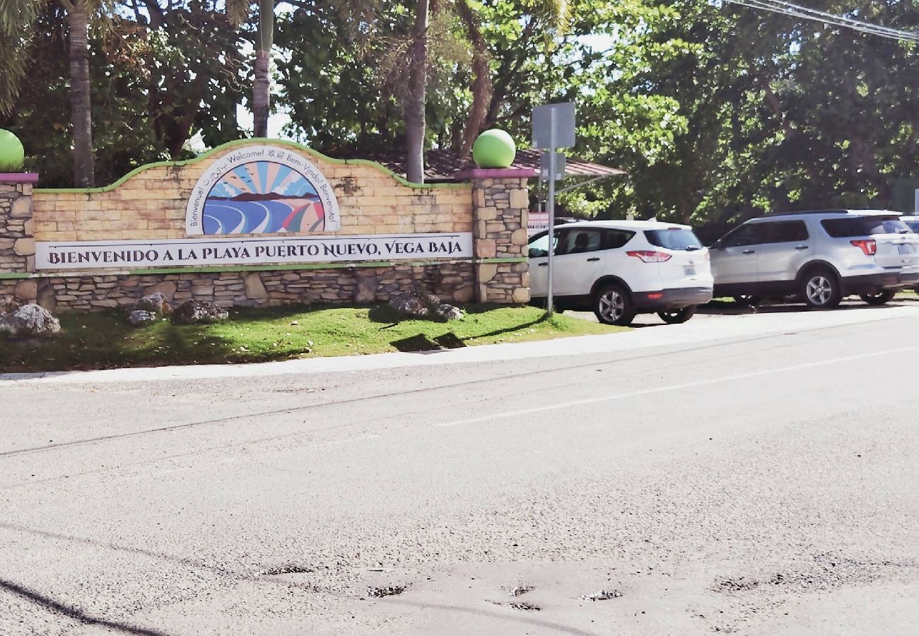 Apartamento en Vega Baja - Comfortable 1BR Beachside Apartment – Sleeps 4