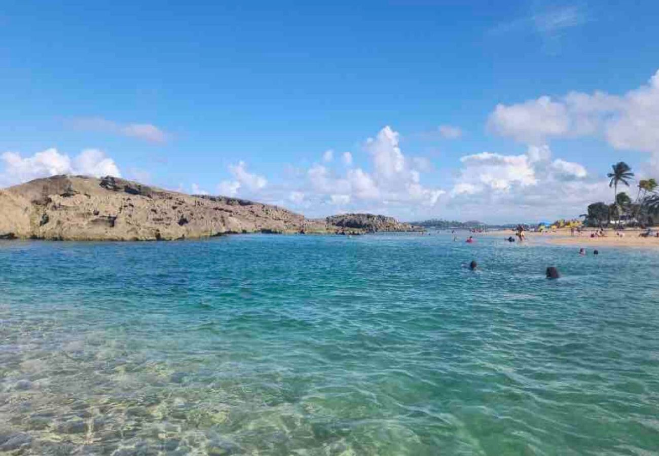 Apartamento en Vega Baja - Comfortable 1BR Beachside Apartment – Sleeps 4