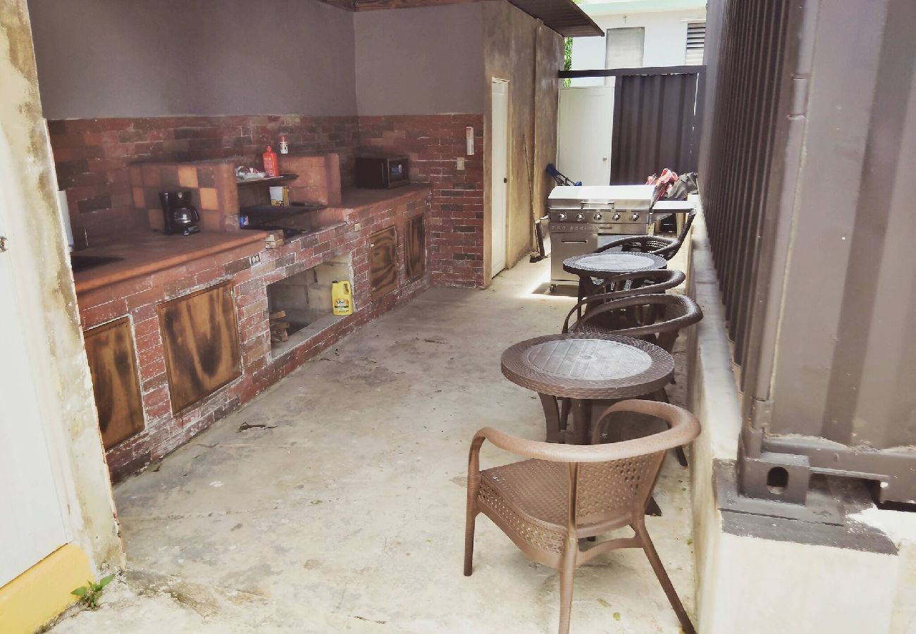 Apartamento en Vega Baja - Comfortable 1BR Beachside Apartment – Sleeps 4