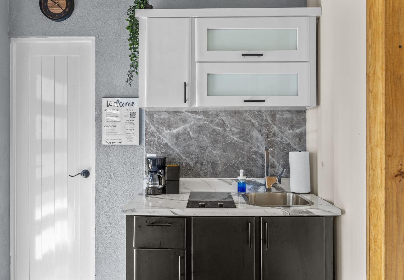 Apartamento en Vega Baja - Comfortable 1BR Beachside Apartment – Sleeps 4