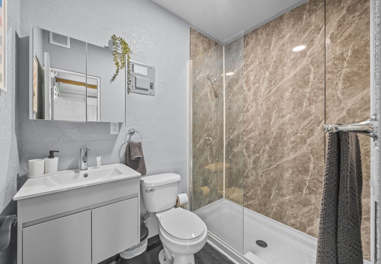 Apartamento en Vega Baja - Comfortable 1BR Beachside Apartment – Sleeps 4