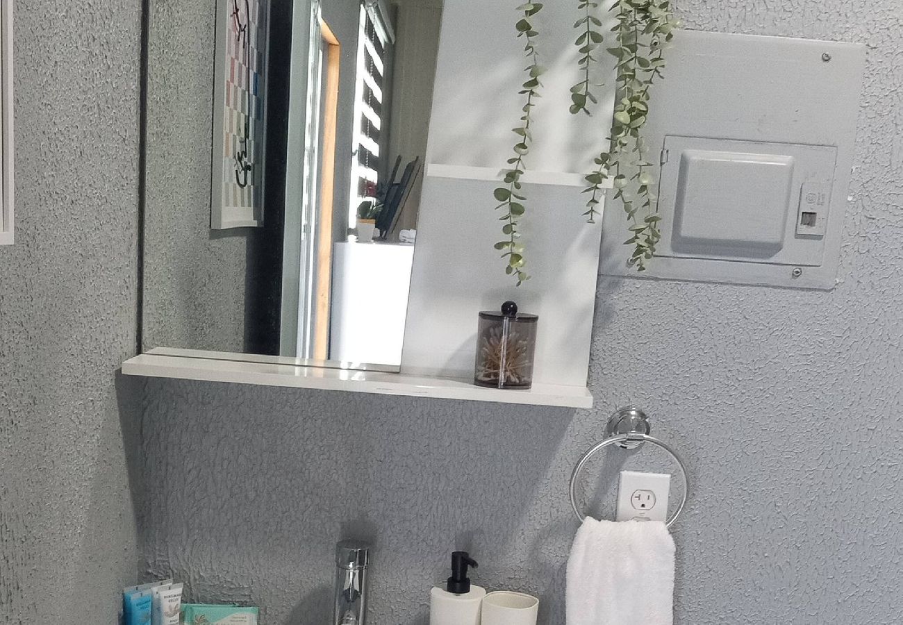 Apartamento en Vega Baja - Cozy 1BR Apartment with Private Entrance