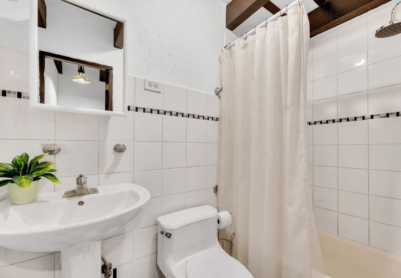 Apartamento en San Juan - Corazón de Old SJ | 2H, 5 Huéspedes + Terraza VIP